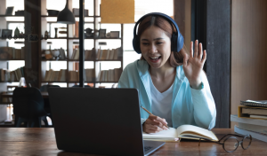 「さらに詳しく知りたいあなたへ」をイメージさせ、オンライン講座を提案している画像