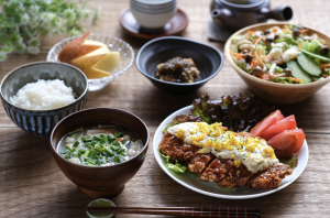 「栄養バランスと彩りを意識」をイメージする画像