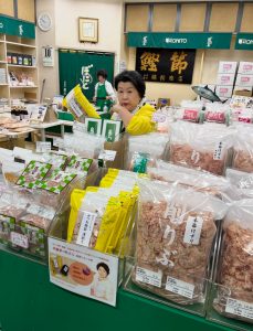 名古屋栄の料理教室・インターティアラお料理サロンが選ばれる8つの理由の中で、「伊藤華づ枝が厳選した本枯れかつお節」を説明する画像